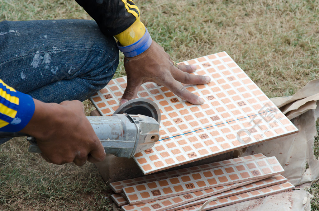 瓷砖现场切割还是厂家切割(瓷砖由厂家切割需要加工费吗) 瓷砖现场切割还是厂家切割(瓷砖由厂家切割需要加工费吗)