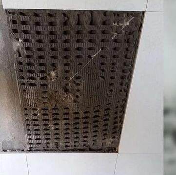 墙面瓷砖坏了如何更换视频(墙面瓷砖坏了如何更换视频讲解)